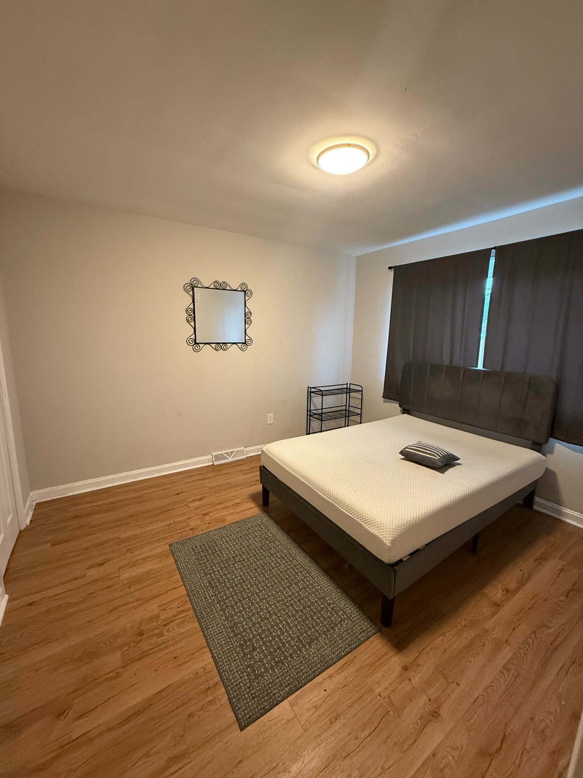 5202 Leverett Street - Room 3